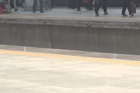 深圳始发到青岛T 398次列车在青岛北站停靠视频封面