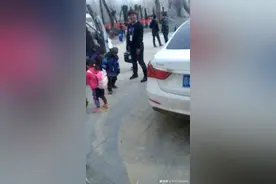 上午魔界的一批游客，有两个“黑孩儿”视频封面