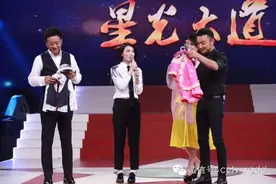 小尼和美女掰手腕，谁赢了？图片