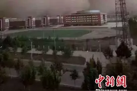 新疆图木舒克市遭强沙尘暴吹袭 数十米难辨踪影图片