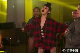 薛凯琪拍新专辑MV彻底颠覆形象 黑唇高叉泳衣狂野开唱图片