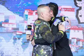 郭德纲助阵郑钧新片《摇滚藏獒》 拥抱郭麒麟告白图片
