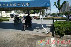十字路口遮阳棚钢管被撞弯 位于洸河路和济安桥路交叉口图片