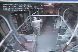 老人公交车内撒尿 盘点公交车内不文明现象图片