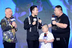 郭德纲现场配音《摇滚藏獒》 郑钧一家三口同台图片