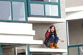 凌晨高楼外传来呼救声 轻生女中途后悔被困12楼窗台图片