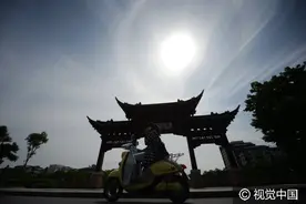 扬州现罕见七彩“日晕”，七彩光芒十分耀眼图片