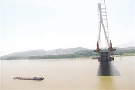 安庆日报头：望东长江大桥年底通车图片