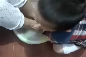 学校布置的作业-帮爸妈洗脚，瞬间感觉儿子长大了～视频封面