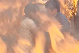 男子看到自己心爱的女人和别的男人在一起，竟然放了把火视频封面