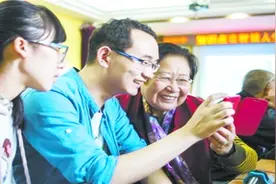 手把手教爸妈怎样给好友推荐名片，超级简单，转发给父母！