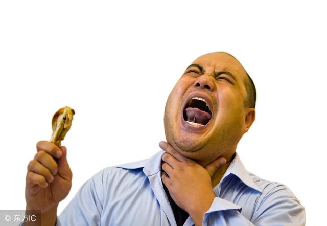 呛到了千万别用手指抠喉咙,正确处理方式应该这么做