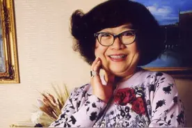 12年前，沈殿霞去世，离婚后的郑少秋，当场摘掉假发为其默哀图片