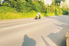 摩托车比赛现场实拍，速度太快了，发动机声浪太好听了