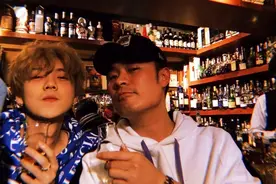 陈赫与鹿晗日本泡吧买醉，鹿晗罕见醉酒状态，两撇八字胡形象邋遢