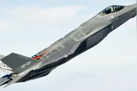 中国歼20列装守岁春节，美国F35为何却悄然撤退？视频封面