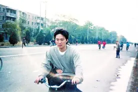 20年前坐在周星驰自行车后的人曝光,不是蓝洁瑛,目击者晒出了合影视频封面