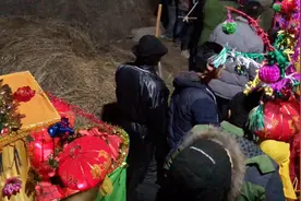 甘肃天水秦安农村接社火，双方老人行礼节，千万不能搞错了视频封面