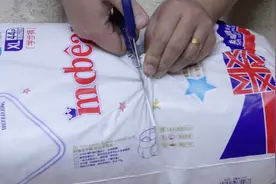 买回来的纸尿裤要从中间剪一刀，用着才方便，可惜好多人还不知道