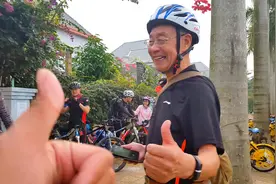 71岁老大爷10岁的小朋友，春节不回家，却以这种方式穷游海南视频封面