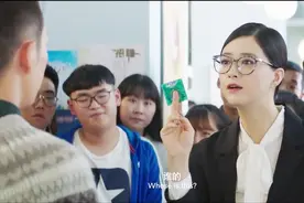 两名学生在食堂吃饭，却不小心掉出这东西，还被主任看到了视频封面