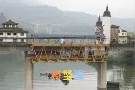 重庆这座400米的大桥上建满楼房，被称为“桥坚强”！