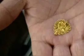 金坠子掉进列车洗脸池，乘务员拆卸3小时找回图片