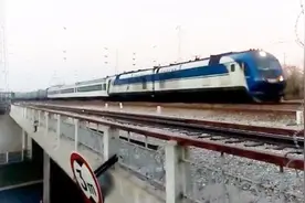 扬州到北京一站直达的火车！DG11G牵引Z30次通过柳村线路所视频封面