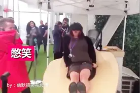 国外大妈体验高空过山车VR，一阵尖叫让旁人大笑不止视频封面