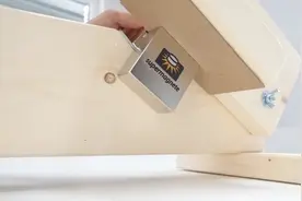 如何才能分离两块强钕磁铁？看看牛人发明的小工具！视频封面