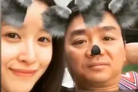 章泽天与刘强东亲密拥抱，青涩旧照遭曝光，奶茶妹妹竟那么主动？视频封面