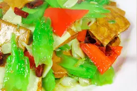 怕苦瓜味苦不能入口，厨师长分享决窍，简单的一招，就能味鲜爽口