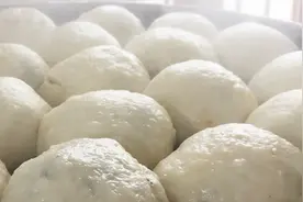农村大妈过年蒸馒头有诀窍，很软很光滑，比买的还好吃，全家都抢视频封面
