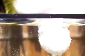 用高温把盐熔化后，倒入水里，结果会发生什么？视频封面