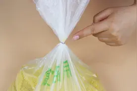 教你一个秒拆超市封口钉的小窍门，不伤指甲不破袋，学到绝对赚到