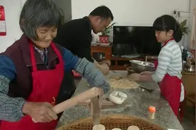 这家老少在忙啥？云浮农家制作传统美食广东炒米饼，味道好极了视频封面