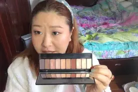 clio十色眼影盘试色 肿眼泡也能用的红色系眼影视频封面