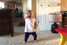 国外3岁小女孩疯狂迷恋贾斯汀比伯，巨星就是这么练成的吧视频封面