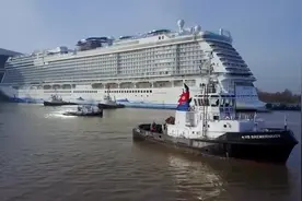 大船交工了，豪华游艇是怎么驶出船坞的？视频封面