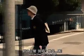 教室不让戴帽子，老师让女孩的帽子摘下后，全班安静了