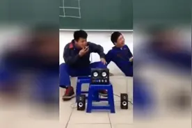 男孩母亲节打电话对母亲说我爱你，结果妈妈神回复，笑翻全班视频封面
