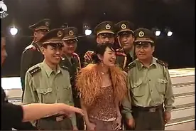 杨钰莹隐退期在衡阳的一次演出，与当地官员、武警频繁合影留恋视频封面