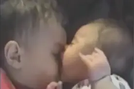 哥哥抱着小宝宝睡觉，宝宝突然饿醒狂啃哥哥鼻子，把妈妈笑翻了视频封面