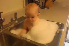 妈妈把9个月宝宝放在洗碗池洗澡，下一秒宝宝反应，把人逗笑翻了视频封面