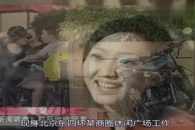 柴静辞职后素颜露面 与老公深夜牵手回家