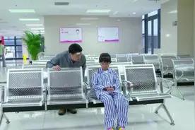 这老头取孩子头发做亲子鉴定的方法太神了，不细看真看不出来视频封面