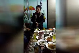 甘肃省泾川老乡喝酒吃饭敲碗唱社火金曲，这才是城里人向往的生活