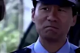 带有特殊任务的军车被警车拦截，军人说了这些话解决，真霸气！