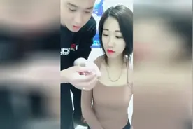 笑死人视频，美女走错厕所，进去后 尴尬了，都进来笑个不停了视频封面