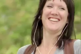 土豪大爷街头搭讪女子，送花抛媚屡试不爽！路人：该吃药了视频封面